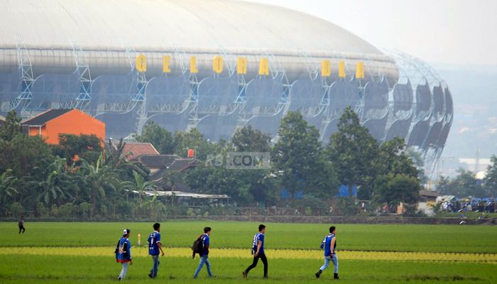 Mau Sampai Kapan Stadion GBLA Dibiarkan?